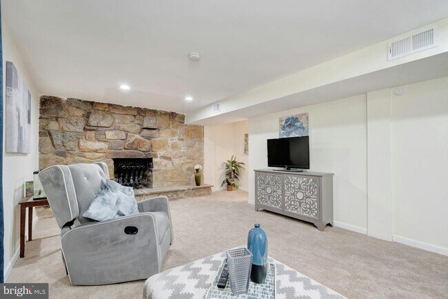 Building Photo - 900 E Tantallon Dr