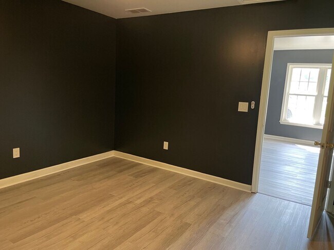 Building Photo - 1402