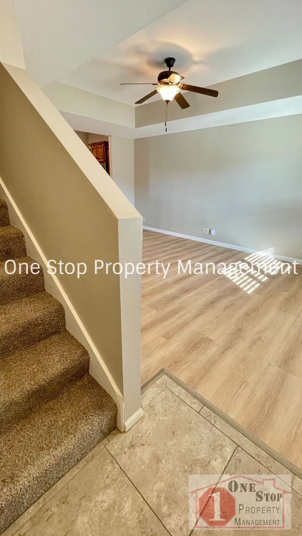 Building Photo - Gorgeous 4 bedroom, 2.5 bath home in Raymore!