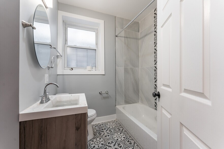 Building Photo - 1622 W Beach Ave