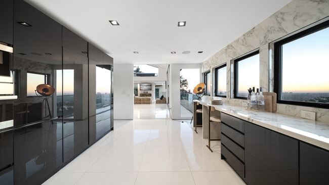 Building Photo - 1623 Viewmont Dr