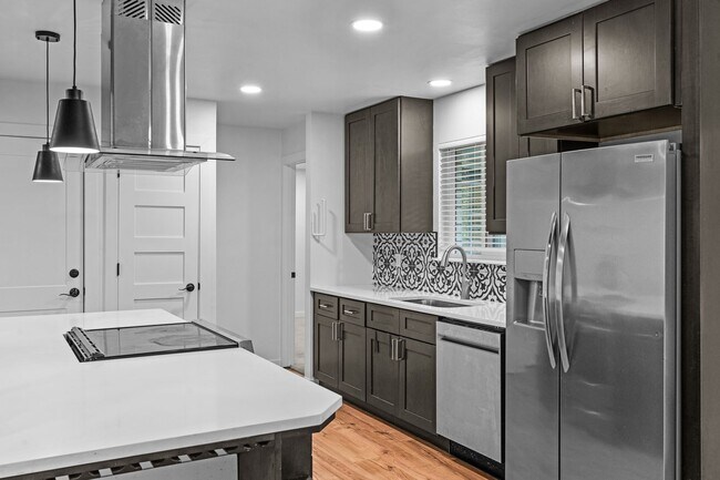 Building Photo - Charming and Renovated 4 Bedroom 2 Bathroo...