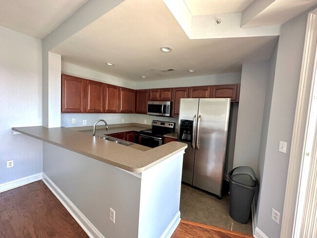 Building Photo - Upscale 2 bedroom/2 bathroom Condo in uptown Charlotte, Short Walk to Bank Of America Stadium