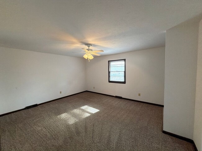 Building Photo - WOW! Look at this property ! You cant beat this price!