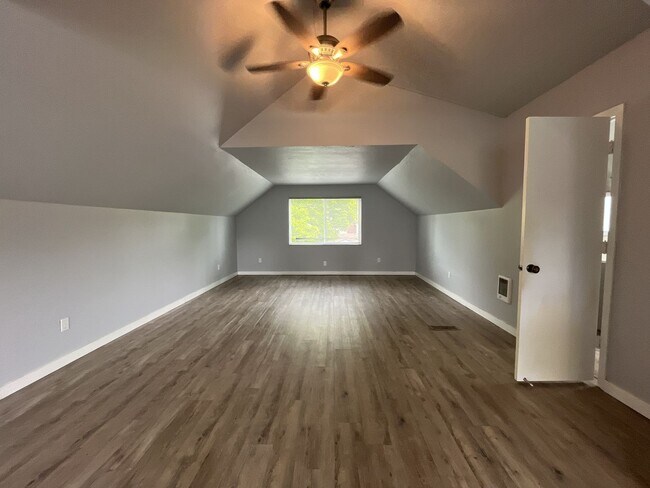 Building Photo - Three-Bedroom Home with Updated Kitchen & Vaulted Ceilings