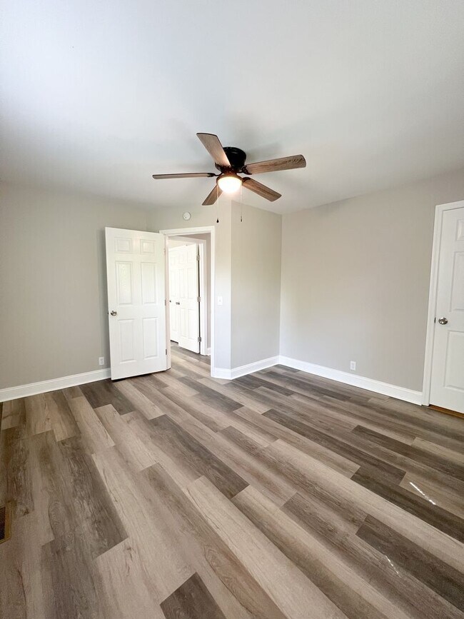 Building Photo - Completely Remodeled Home in Clarksville, TN – Just Off Madison Street!