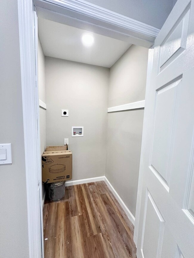 Building Photo - 521 Middleline Rd