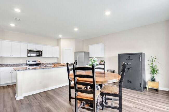 Building Photo - "Spacious 4-Bedroom Retreat with Granite Elegance in San Antonio!"