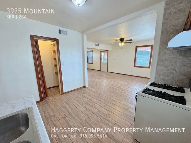 Building Photo - Central El Paso 3 bed with bonus office an...