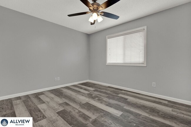 Building Photo - Charming & Light-Filled 3 Bed/2 Bath Home ...