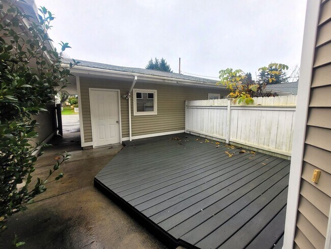 Building Photo - Bayview Townhouse Condo in Blaine with Gar...