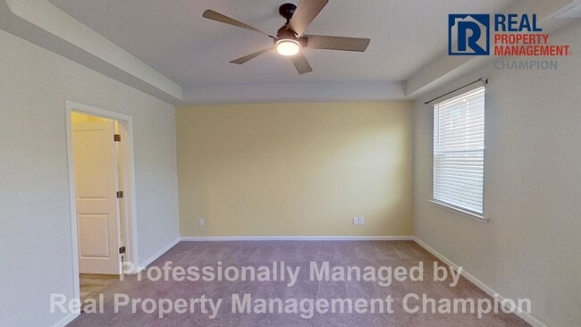 Building Photo - Beautiful and Spacious End Unit Townhouse