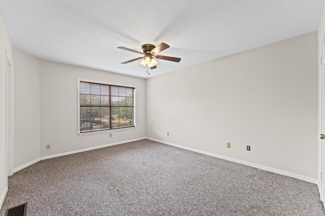 Building Photo - 25 Regency Ln