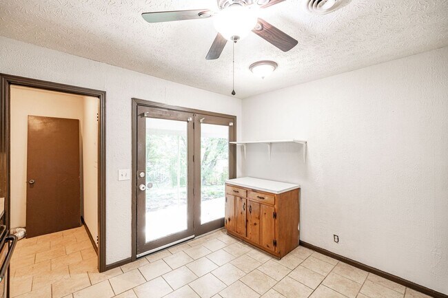 Building Photo - 127 B Susan Dr