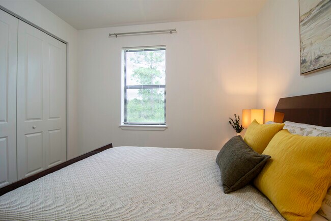 Building Photo - 15245 Brainbridge Cir