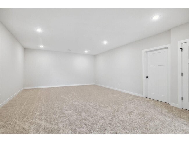 Building Photo - 10180 Shadyview Ln N