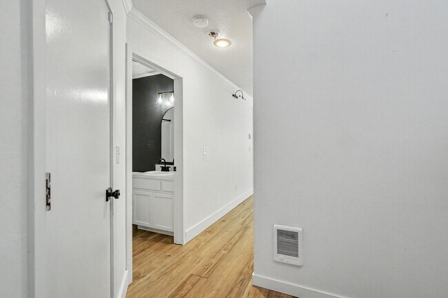 Building Photo - 5260-5262 Springcrest Drive