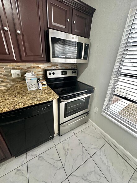 Building Photo - 4158 Inverrary Dr