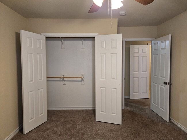 Building Photo - Robinson Townhome