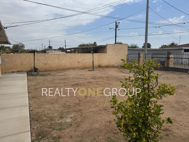 Building Photo - Compact 2 Bedroom 1 bath home with parking...