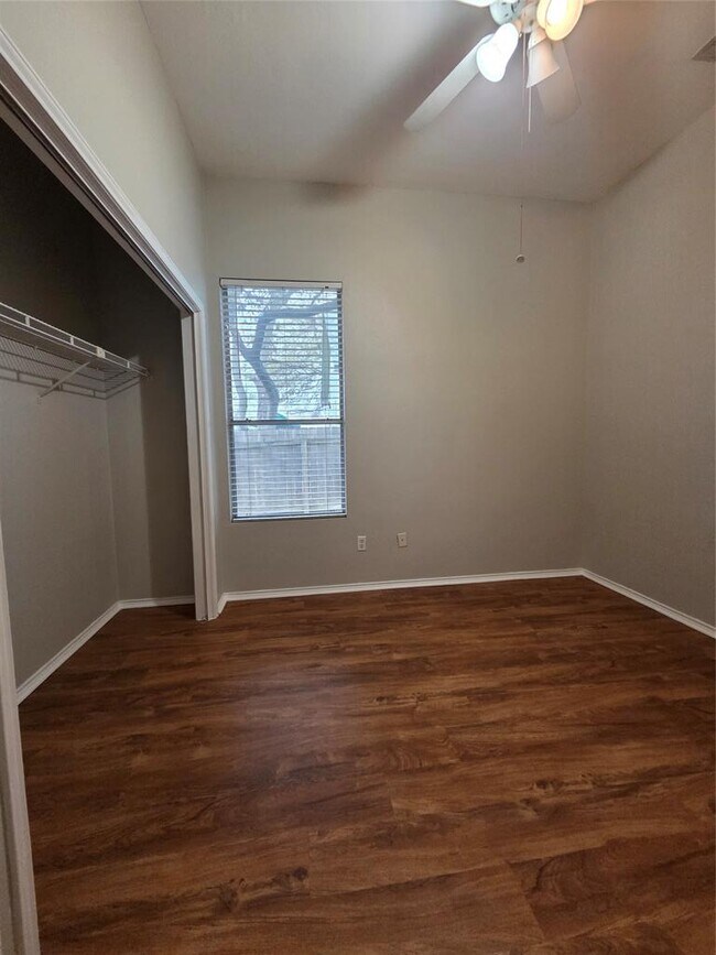 Building Photo - 3001 Rochelle Dr