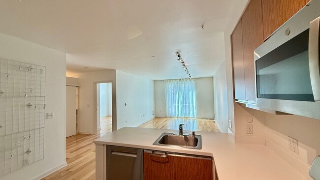 Building Photo - 1BR + Den / 1BA with Private Patio + Parking!