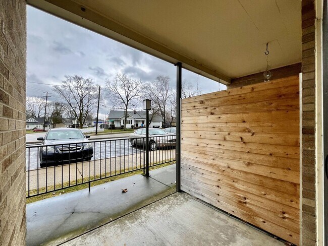 Building Photo - 508 Woodridge St NE