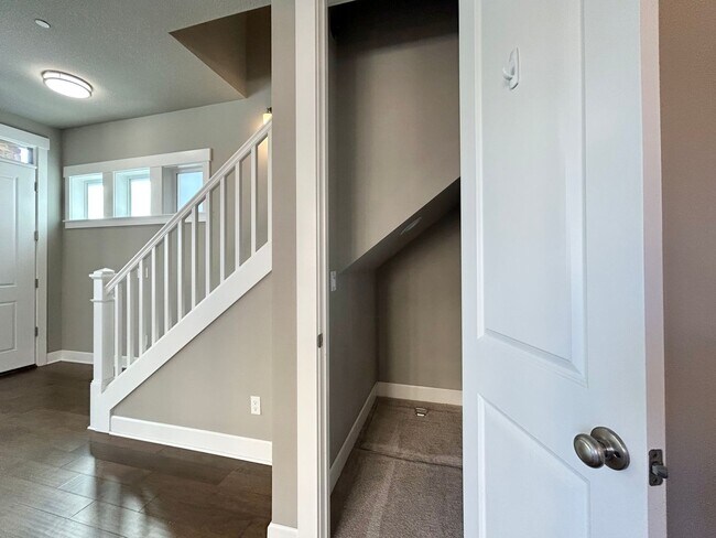 Building Photo - Luxury and Convenience Awaits in this Stunning 3 Bedroom, 2.5 Bathroom House with Abundant Parkin...