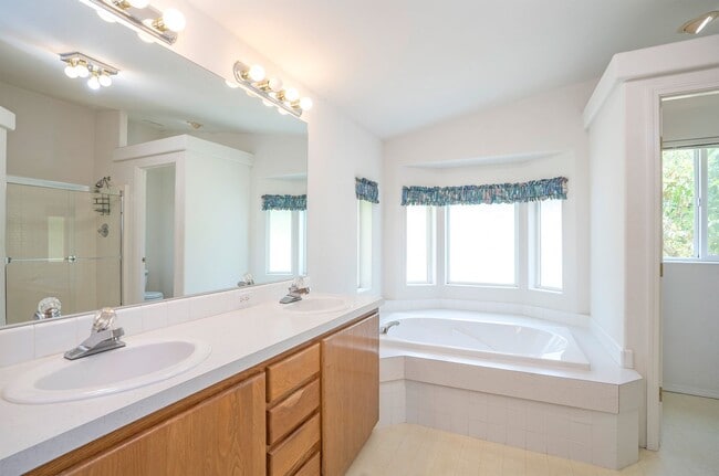 Building Photo - 3-Bedroom Gig Harbor Retreat with Private ...