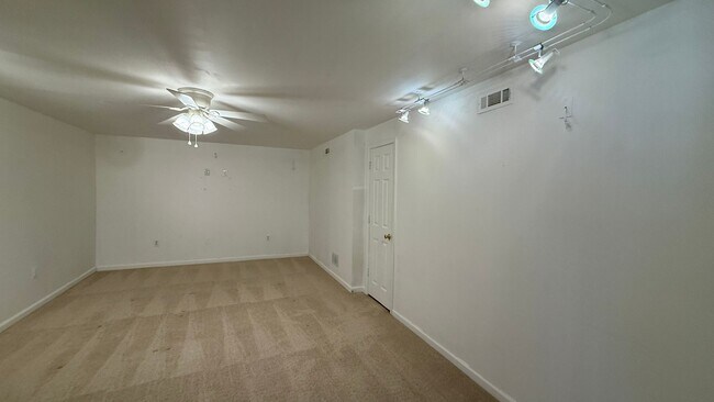 Building Photo - Spacious Colonial in Austin Ridge