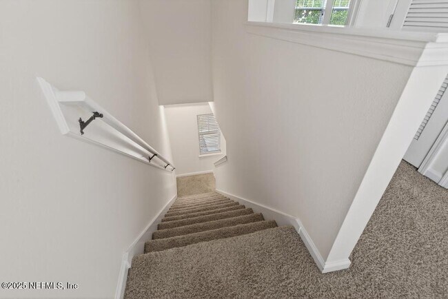 Building Photo - 411 Walnut Dr