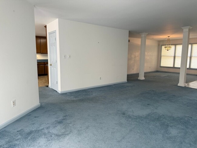 Building Photo - 3 bedroom 2.5 bath house with basement