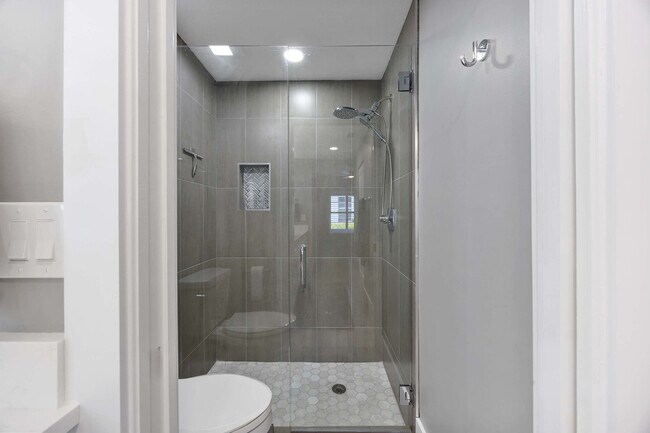 Building Photo - 886 Tanbark Dr