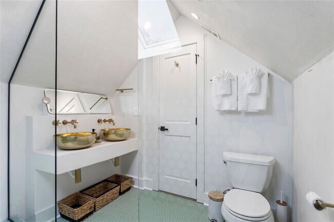 Building Photo - 724 Charles Allen Dr NE