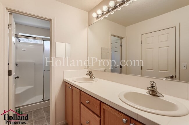 Building Photo - Spacious 3-Bedroom Home with High Ceilings...