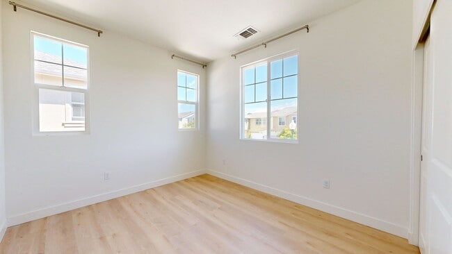 Building Photo - 1605 Rose Clover St