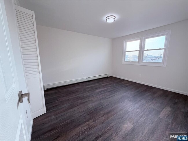 Building Photo - 31 Chestnut St