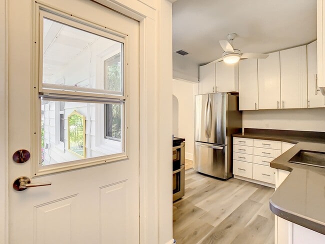 Building Photo - Charming two bedroom two bathroom cottage in North St. Petersburg Fully Updated.