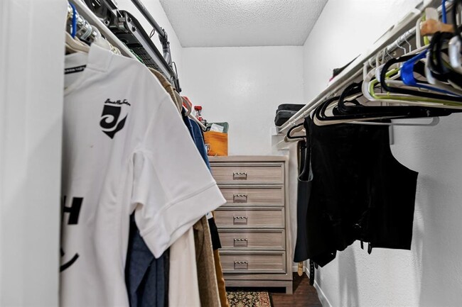 Building Photo - 806 W 24th St