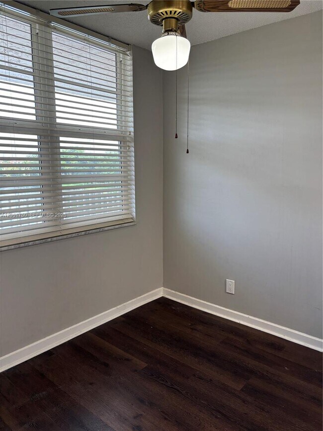 Building Photo - 250 Jacaranda Dr