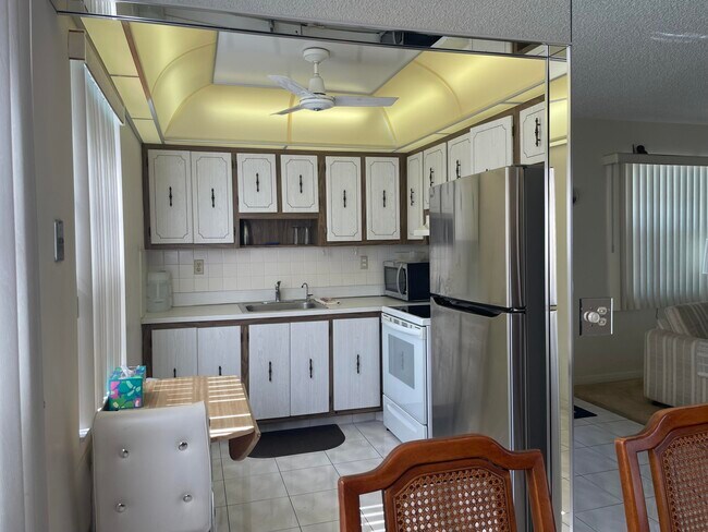 Building Photo - 705 Normandy O