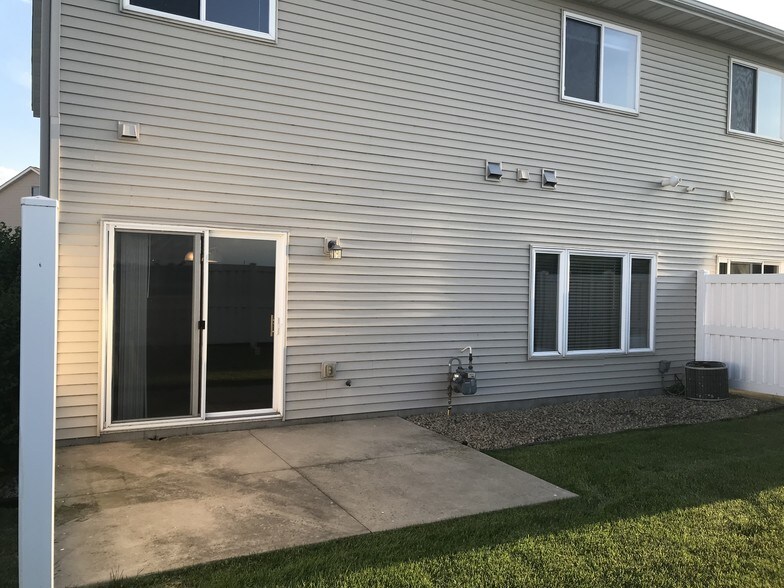 Building Photo - 2138 Willow Trl