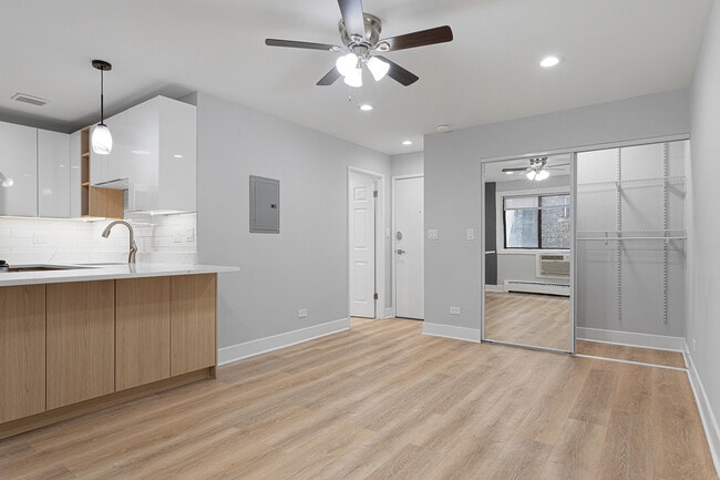 Building Photo - 5534 N Kenmore Ave