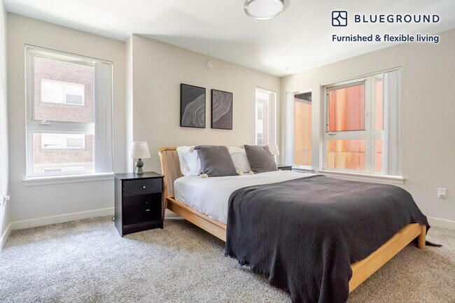 Building Photo - 526 Yale Ave N