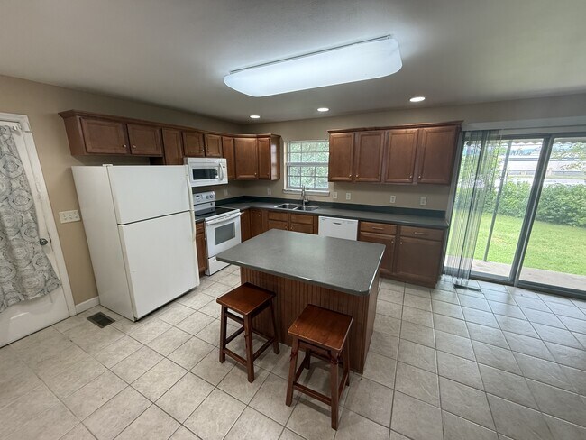 Building Photo - 1625 Green Hills Dr