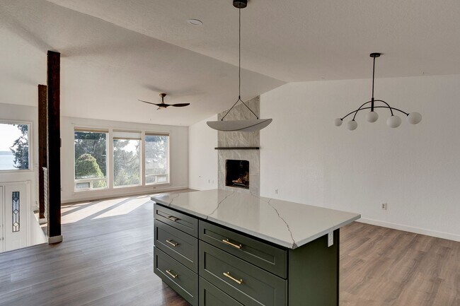 Building Photo - Beautifully Updated 3+ Bedroom Water View ...