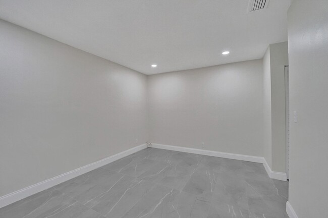 Building Photo - Beautifully Renovated 3BR/2BA Townhome in ...