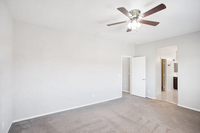 Building Photo - 4 Bed, Beauty With First Floor Bed And Full Bath