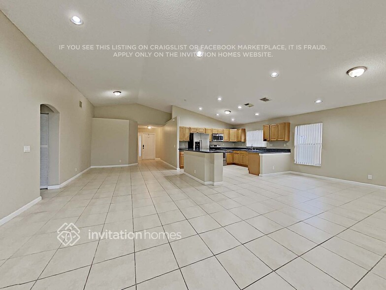 Building Photo - 4929 SW 33rd Ave