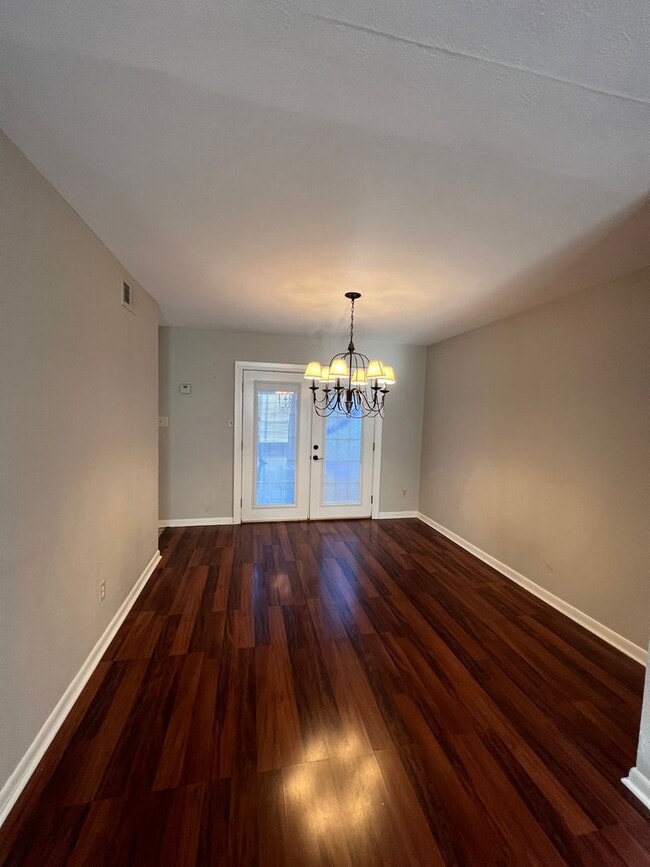 Building Photo - River Oaks Townhouse-Christmas Special!!